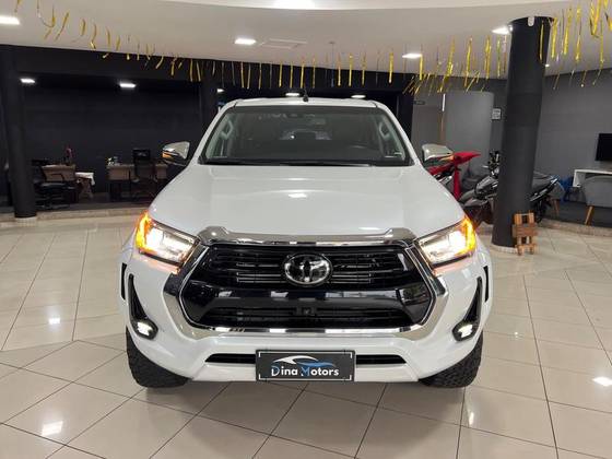 TOYOTA HILUX 2.8 D-4D TURBO DIESEL CD CONQUEST 4X4 AUTOMÁTICO TOYOTA HILUX 2.8 D-4D TURBO DIESEL CD CONQUEST 4X4 AUTOMÁTICO
